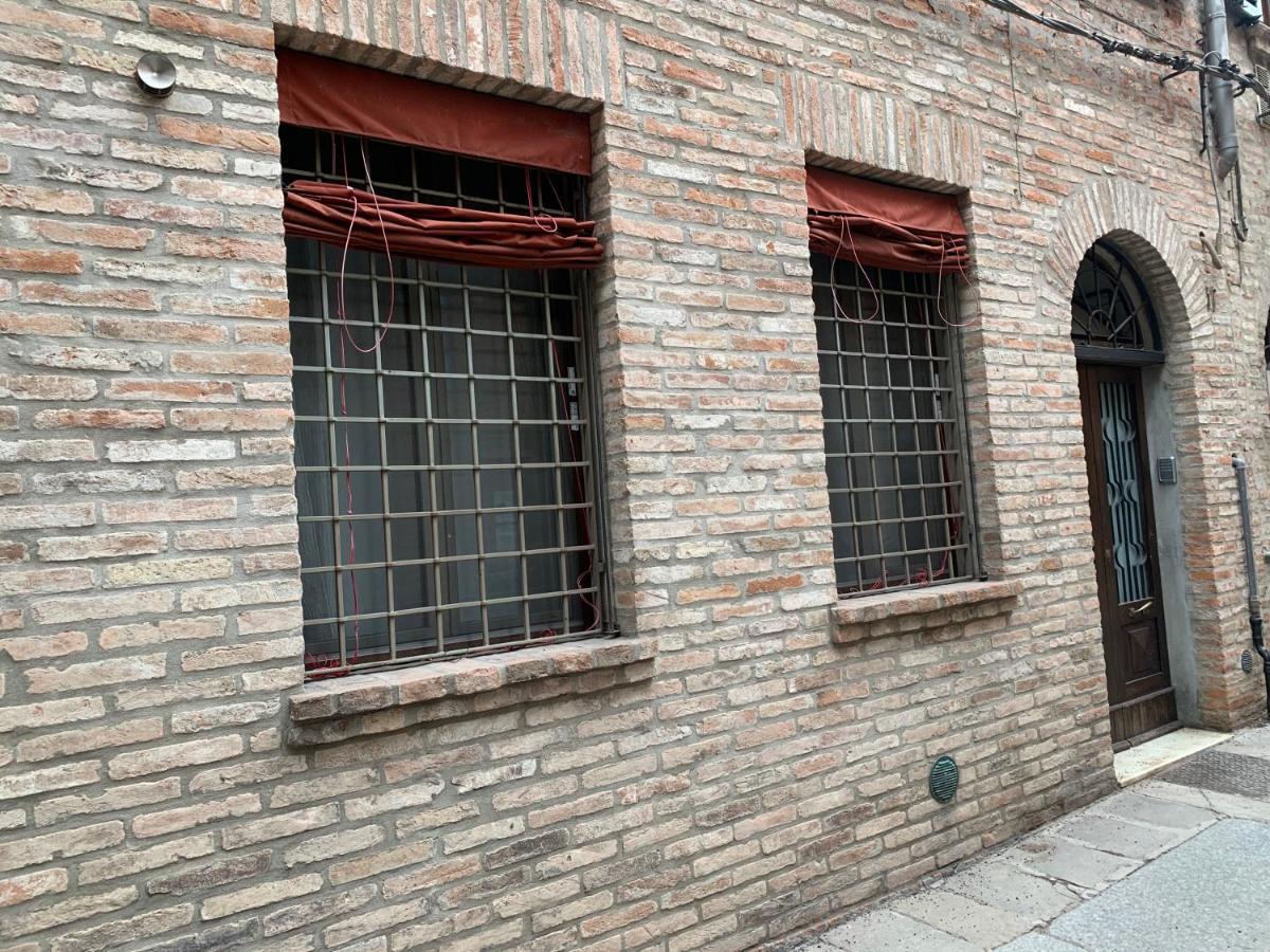 Incastrum - La Soffitta In Centro Ferrara Exterior foto
